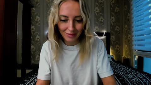 Snapshot of snezanablond chatting on 12.29.24 Sneja online show from 12.29.24