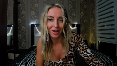 Snapshot of snezanablond chatting on 12.29.24 Sneja online show from 12.29.24