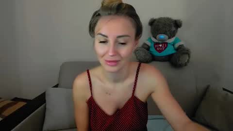 Snapshot of snezanablond chatting on 02.13.25 Sneja online show from 02.13.25