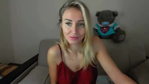 Snapshot of snezanablond chatting on 02.13.25 Sneja online show from 02.13.25