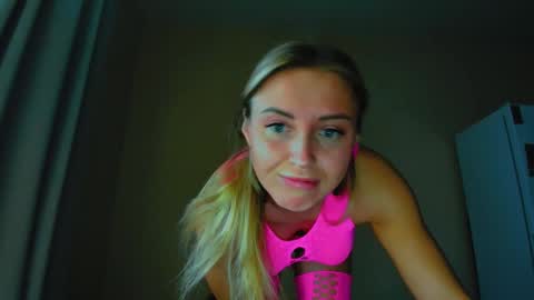 Snapshot of snezanablond chatting on 02.27.25 Sneja online show from 02.27.25