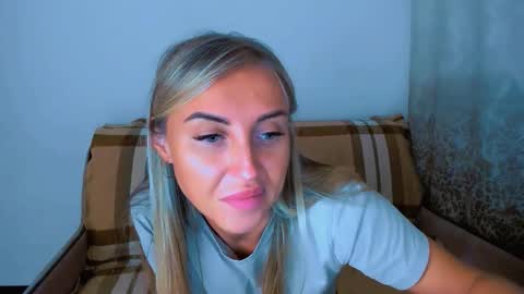 Snapshot of snezanablond chatting on 10.23.25 Sneja online show from 10.23.25