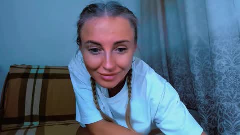 Snapshot of snezanablond chatting on 10.29.25 Sneja online show from 10.29.25