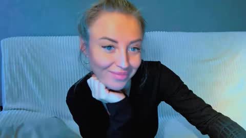 Snapshot of snezanablond chatting on 01.16.26 Sneja online show from 01.16.26