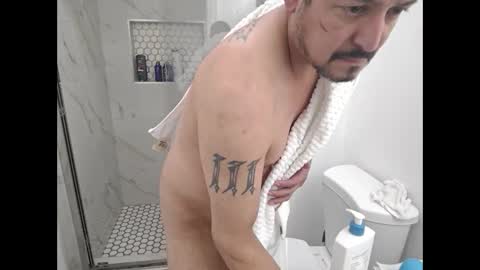 Snapshot of snizniz chatting on 12.16.24 snizniz online show from 12.16.24