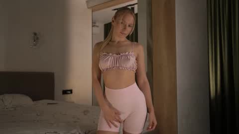 Candice Snow online show from 10.25.25