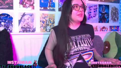 Snapshot of snowblack_ chatting on 03.10.25 Snow and Bubble online show from 03.10.25