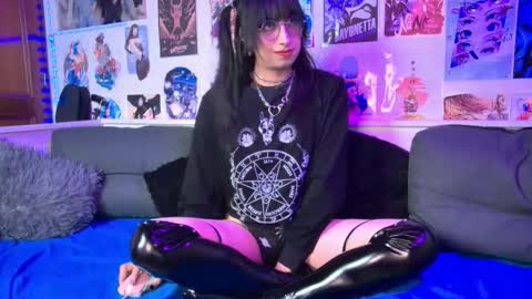 Snapshot of snowblack_ chatting on 09.08.25 Snow and Bubble online show from 09.08.25