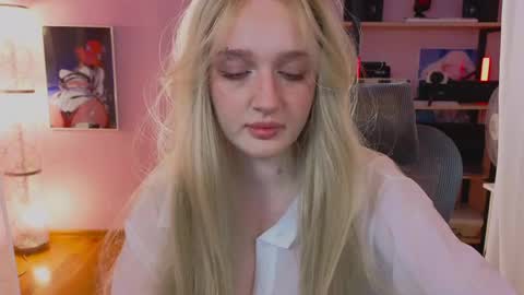 Snapshot of snowflakeskitty chatting on 05.09.26 Ellie online show from 05.09.26