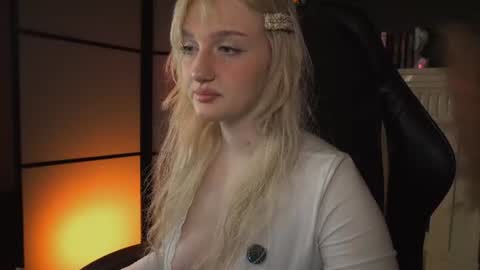 Snapshot of snowflakeskitty chatting on 06.19.26 Ellie online show from 06.19.26
