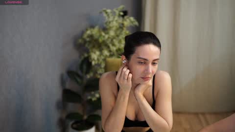 Snapshot of sochnogirls chatting on 01.04.25 Yesenia online show from 01.04.25