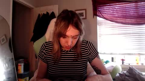 Snapshot of soffpurr chatting on 11.10.25 Lilytea online show from 11.10.25