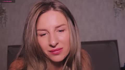 Snapshot of soffyasi chatting on 09.15.25 soffyasi online show from 09.15.25