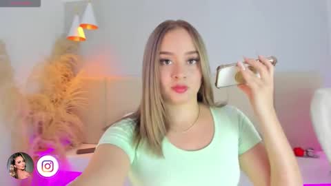 Snapshot of sofia_pamela chatting on 12.15.25 SOFIA PAMELA online show from 12.15.25