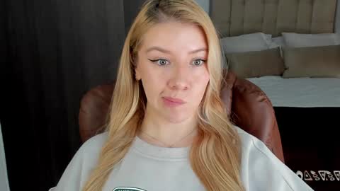 Snapshot of sofia_woodss chatting on 12.20.24 Sofia online show from 12.20.24