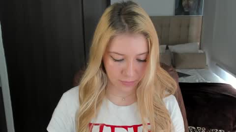 Snapshot of sofia_woodss chatting on 01.08.25 Sofia online show from 01.08.25