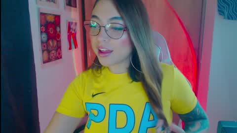 Snapshot of sofiacarti_ chatting on 12.28.24 online show from 12.28.24