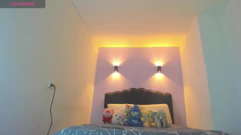 Snapshot of sofiaclaus_19 chatting on 12.21.25 Sofia online show from 12.21.25