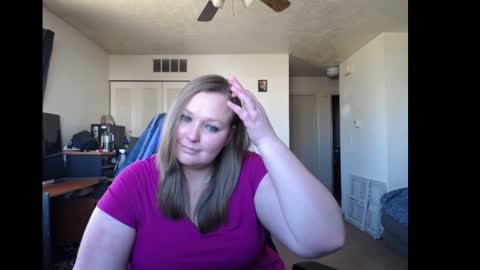 Snapshot of softerpeaches chatting on 02.12.25 Rose online show from 02.12.25