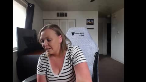 Snapshot of softerpeaches chatting on 09.09.25 Rose online show from 09.09.25