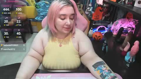 Snapshot of softie_sofy chatting on 10.25.25 Sofie online show from 10.25.25