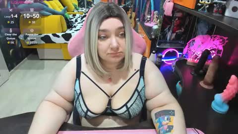 Snapshot of softie_sofy chatting on 11.18.25 Sofie online show from 11.18.25