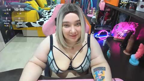 Snapshot of softie_sofy chatting on 11.20.25 Sofie online show from 11.20.25