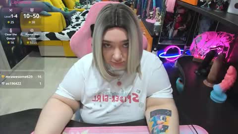 Snapshot of softie_sofy chatting on 11.22.25 Sofie online show from 11.22.25