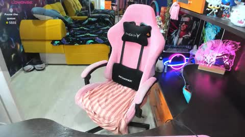 Snapshot of softie_sofy chatting on 12.16.25 Sofie online show from 12.16.25