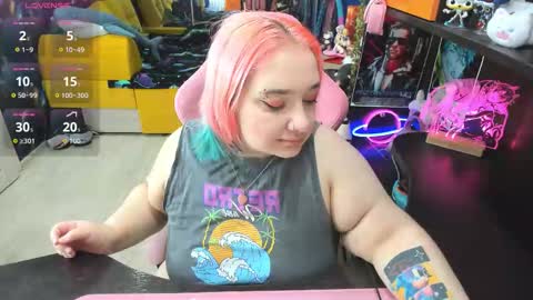 Snapshot of softie_sofy chatting on 12.17.25 Sofie online show from 12.17.25