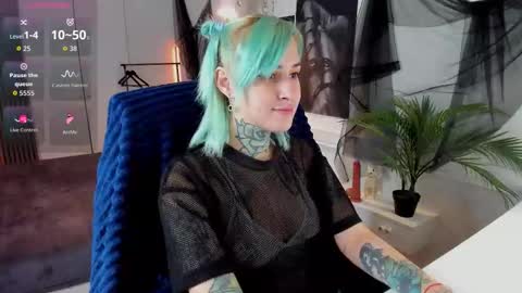 Snapshot of sonia_blond chatting on 11.30.25 Sonia online show from 11.30.25