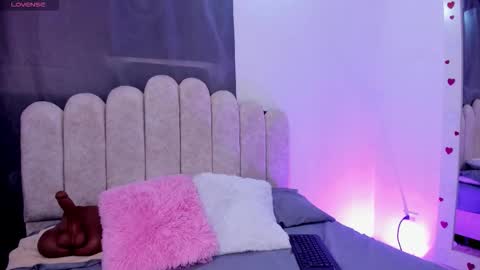 Snapshot of soofii_james chatting on 09.17.25 sofi online show from 09.17.25