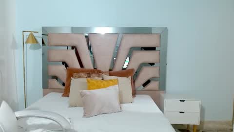 Snapshot of sophia_hadid chatting on 01.21.25 Sophia online show from 01.21.25