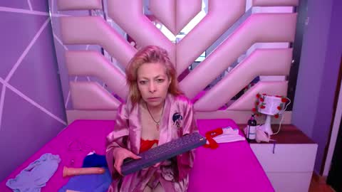 Snapshot of sophia_ny chatting on 02.22.25 SOPHIA online show from 02.22.25