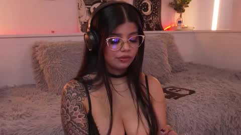 Snapshot of sophiee_art chatting on 11.26.25 Sophiee online show from 11.26.25