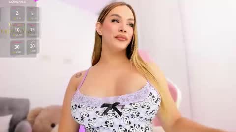 Snapshot of sophiehoney_ts chatting on 12.22.25 SAMANTHA online show from 12.22.25