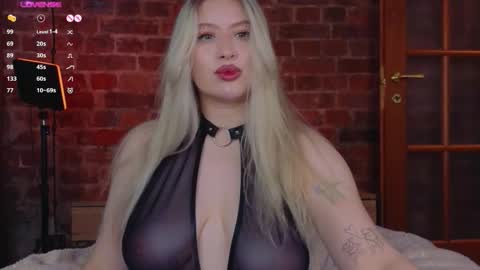 Snapshot of soulmeinme chatting on 10.31.25 soulmeinme online show from 10.31.25