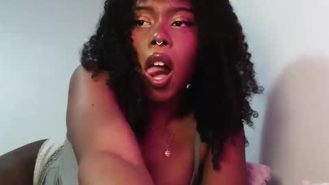 Snapshot of sparklingsoleil chatting on 11.19.25 Soleil online show from 11.19.25