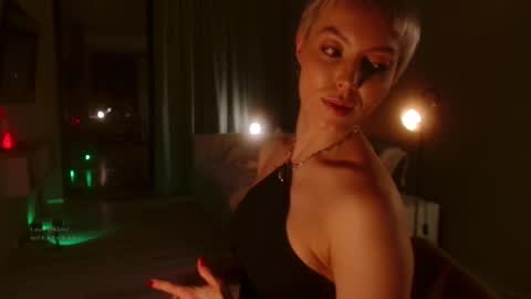 Snapshot of spiklencii chatting on 11.19.25 Elizabeth online show from 11.19.25