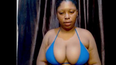 Snapshot of squirtyqueenxx chatting on 09.18.25 gold online show from 09.18.25