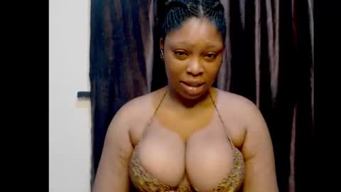 Snapshot of squirtyqueenxx chatting on 09.19.25 gold online show from 09.19.25
