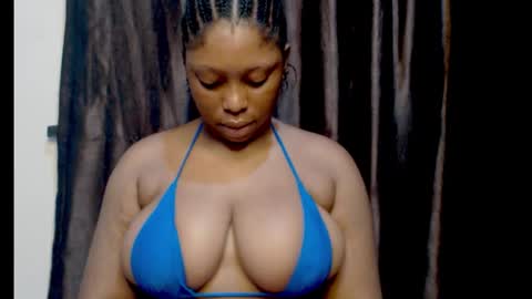 Snapshot of squirtyqueenxx chatting on 09.21.25 gold online show from 09.21.25