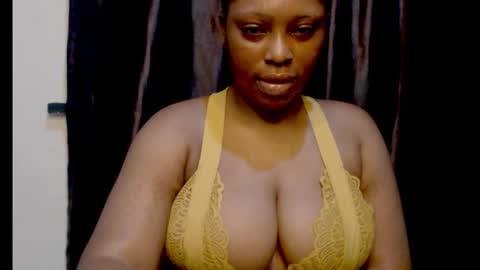 Snapshot of squirtyqueenxx chatting on 09.22.25 gold online show from 09.22.25