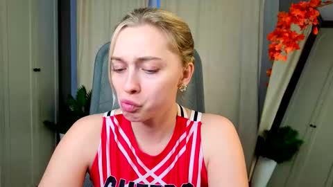 Snapshot of sssecretgirlfriend chatting on 11.22.25 Kate online show from 11.22.25