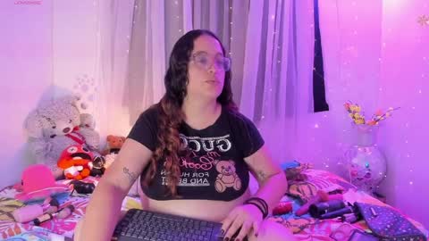 Snapshot of stacy_millerr chatting on 05.21.26 Stacy Boobs online show from 05.21.26