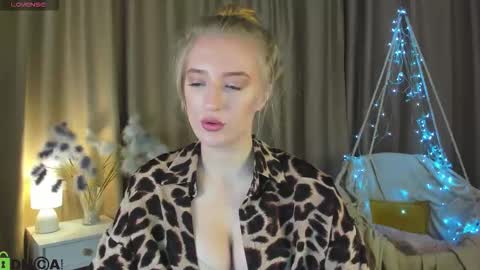 Stacy Mon Tue Wed Thu Fri Sun GMT GMT 3 1000am - 0400pm  online show from 11.22.25