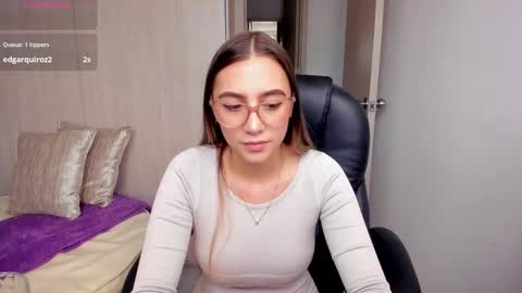 Snapshot of stacyconner chatting on 09.17.25 Stacy Conner online show from 09.17.25