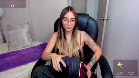 Snapshot of stacyconner chatting on 10.28.25 Stacy Conner online show from 10.28.25