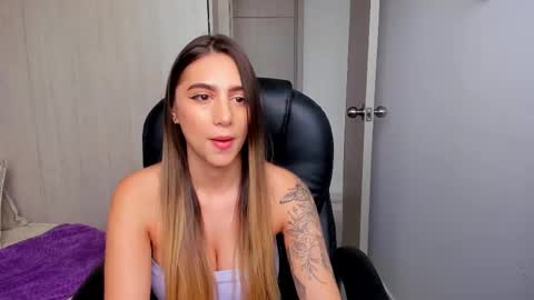 Snapshot of stacyconner chatting on 11.19.25 Stacy Conner online show from 11.19.25