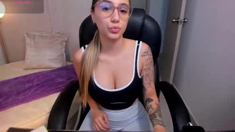 Snapshot of stacyconner chatting on 11.27.25 Stacy Conner online show from 11.27.25